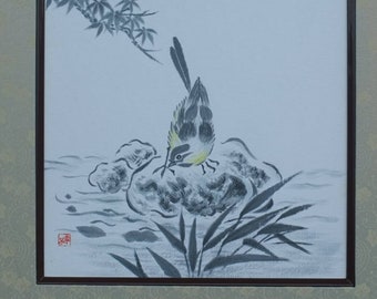 Puede incluir: Una pintura de tinta negra y blanca de un pájaro posado en una roca con una rama de hojas en el fondo.