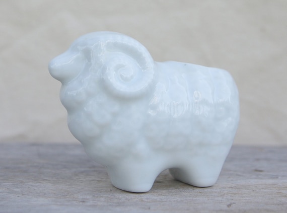 日本の陶器製羊の置物：白い動物の装飾 - Etsy 日本