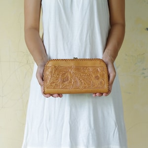 Perfect and beautiful ,Vintage 70s 80s Hand Tooled Leather ,Wallet hand bag ,Mexican leather purse, genuine leather