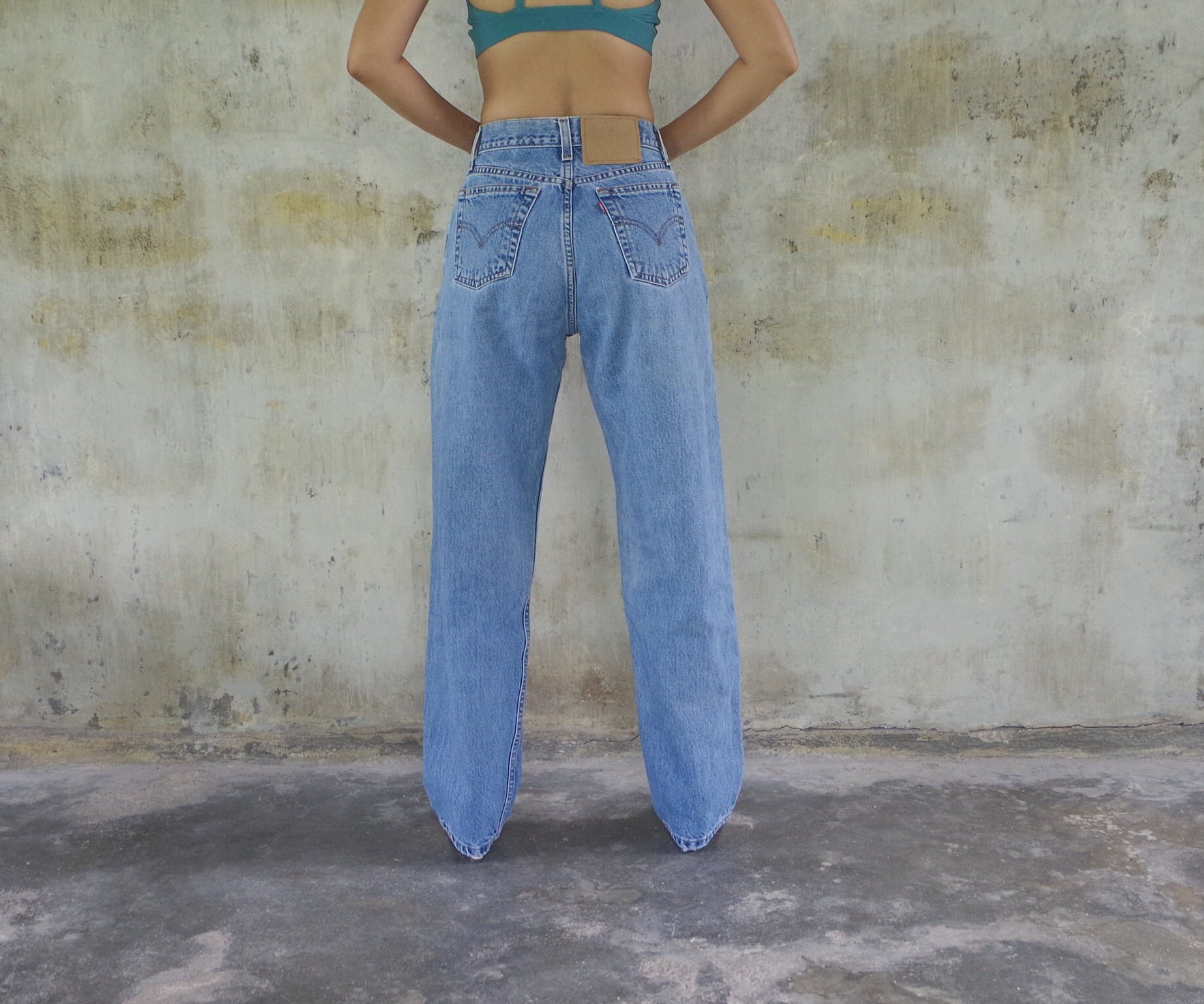 Vintage Levis 560 Jeans: Faded Blue Denim, Loose Fit (W26