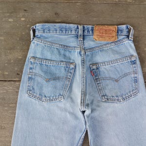Puede incluir: Vaqueros de mezclilla azul claro con dos bolsillos traseros y un parche de cuero marr&oacute;n. Los vaqueros tienen un dise&ntilde;o cl&aacute;sico de cinco bolsillos y un lavado descolorido. Los bolsillos traseros tienen un dise&ntilde;o de costura curvada. Los vaqueros est&aacute;n hechos de mezclilla duradera.