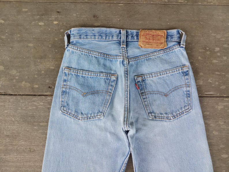Puede incluir: Vaqueros de mezclilla azul claro con dos bolsillos traseros y un parche de cuero marr&oacute;n. Los vaqueros tienen un dise&ntilde;o cl&aacute;sico de cinco bolsillos y un lavado descolorido. Los bolsillos traseros tienen un dise&ntilde;o de costura curvada. Los vaqueros est&aacute;n hechos de mezclilla duradera.
