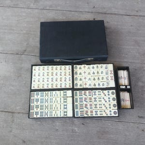 Beautiful ,Vintage 80s 90s mahjong Set ,Chinese Japanese mahjong game Set ,144 mahjong , with box
