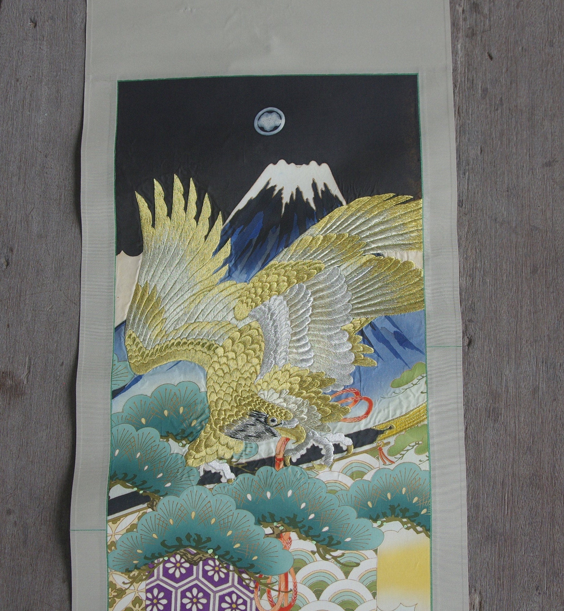 掛軸-1411　西山観修　松寿　共箱　金刺繍作品 ヴィンテージの日本の掛け軸：鷹、山、金刺繍 - Etsy 日本