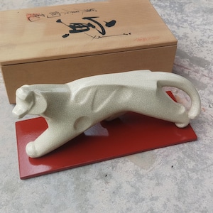 Mooie, vintage tijgerkeramische kunst, panter, woondecoratie keramiek elegantie klassieke vintage kunst aardewerk en houten kist origineel, gemaakt in japan