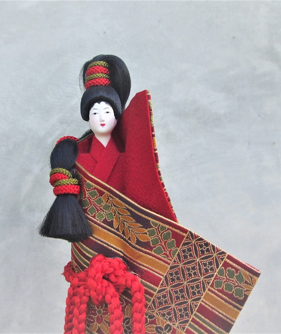 赤い着物の尾山人形（芸者人形） アンティーク芸者人形：昭和時代の着物尾山人形 - Etsy 日本