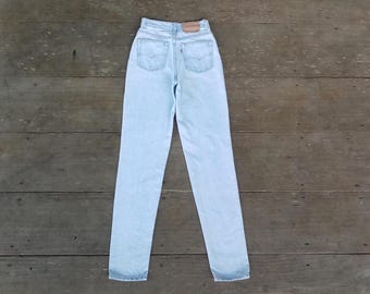 Calça jeans feminina vintage Levi's 512 slim fit: desbotada, tamanho 25 (cintura) x 33 (comprimento), fabricada nos EUA.