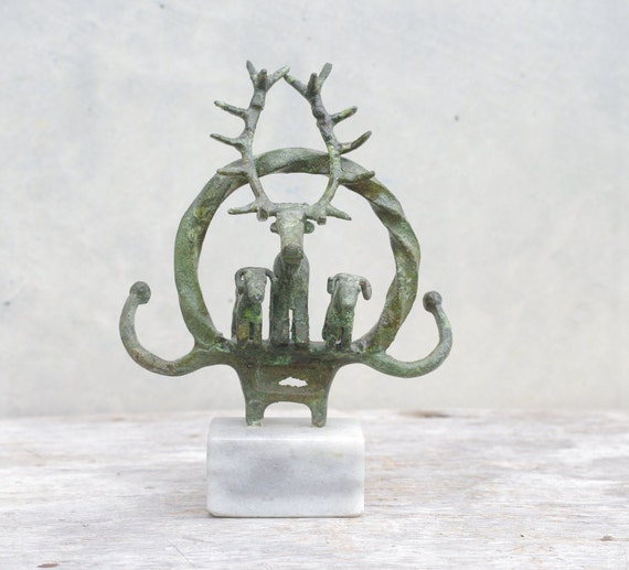 大理石の台座に置かれたヴィンテージのアナトリアブロンズ鹿彫刻