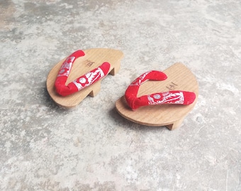 Vintage Kid's Red Geta Sandals: Japanese Wafuku Footwear (5.7 inch/14.5 cm)