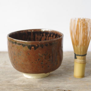 Japanische braune Keramik Chawan Teeschale: Matcha Tasse (10,5 cm Durchmesser)