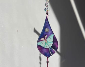 オオミズアオのサンキャッチャー、手作りのクリスタルサンキャッチャー、ゴシックスタイルのレインボーメーカー、レインボークリスタル付きウィンドウサンキャッチャー、