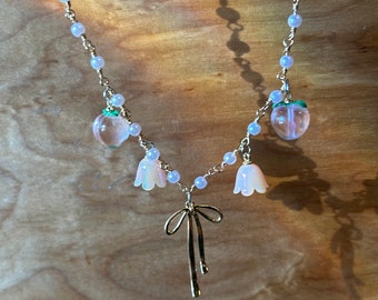 Collar con dije de lazo