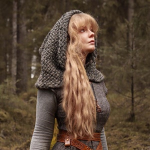 Handwoven chunky hood in gray wool and alpaca.