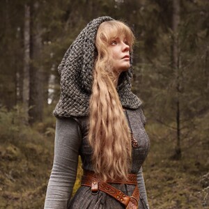 Handwoven chunky hood in gray wool and alpaca.