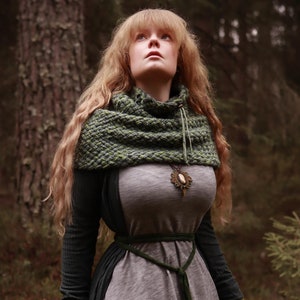 Snood in forest green wool and alpaca with drawstring. Handwoven.