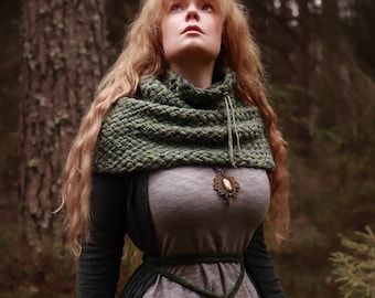 Snood in forest green wool and alpaca with drawstring. Handwoven.