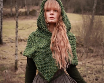 Big handwoven Skjoldehamn inspired hood in green wool and alpaca.