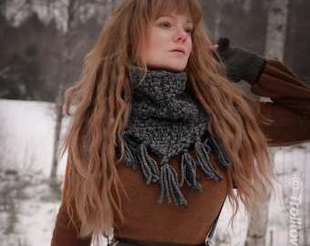 Small triangle scarf in gray wool and alpaca. Handwoven.