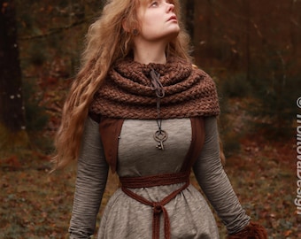 Handwoven snood in brown wool and alpaca with drawstring.