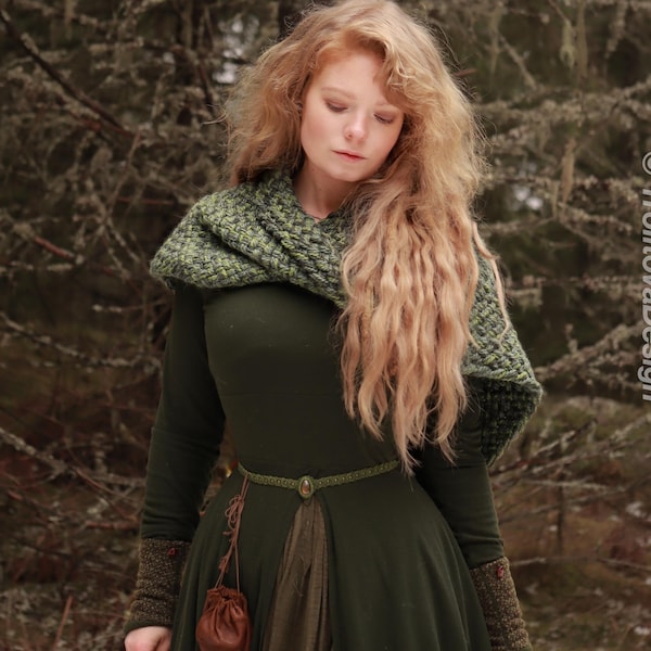 Capa retorcida tejida a mano en lana verde bosque y alpaca.