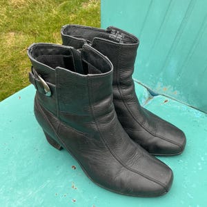 Svarta läderstövlar damstorlek 9 brett spänne och dragkedja i sidan begagnade Clarks skor bild 10