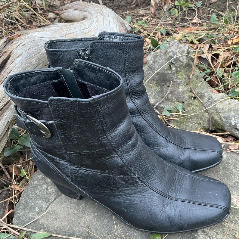 Svarta läderstövlar damstorlek 9 brett spänne och dragkedja i sidan begagnade Clarks skor bild 4