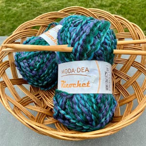 Lote de 2 fios Ricochet ModaDea Soft Knitting Crochet Jazz nas cores verde-azulado e roxo. Novos e usados.
