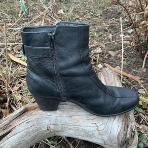 Svarta läderstövlar damstorlek 9 brett spänne och dragkedja i sidan begagnade Clarks skor bild 2