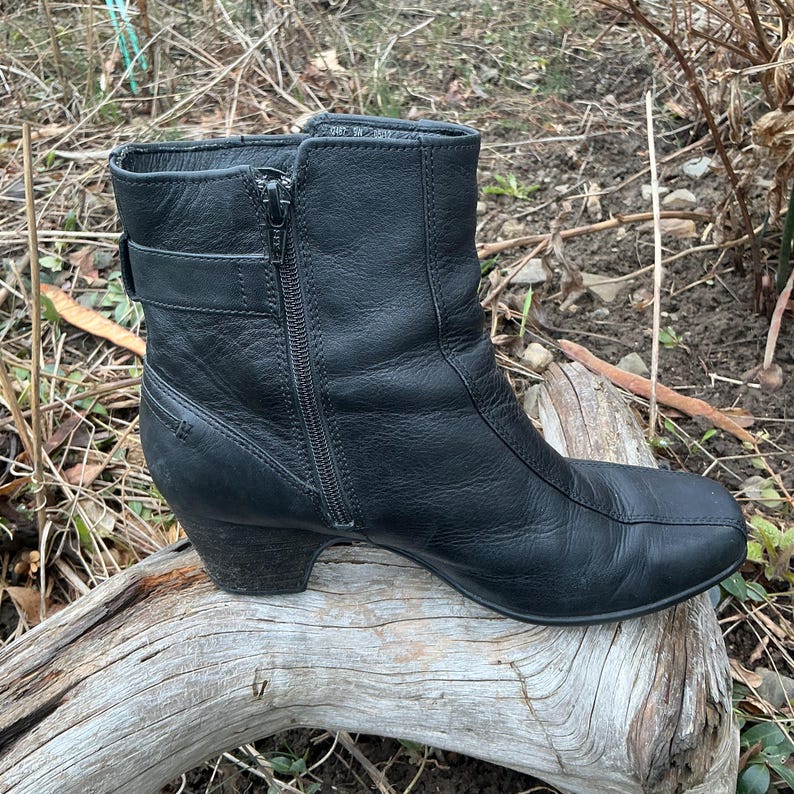 Svarta läderstövlar damstorlek 9 brett spänne och dragkedja i sidan begagnade Clarks skor bild 2