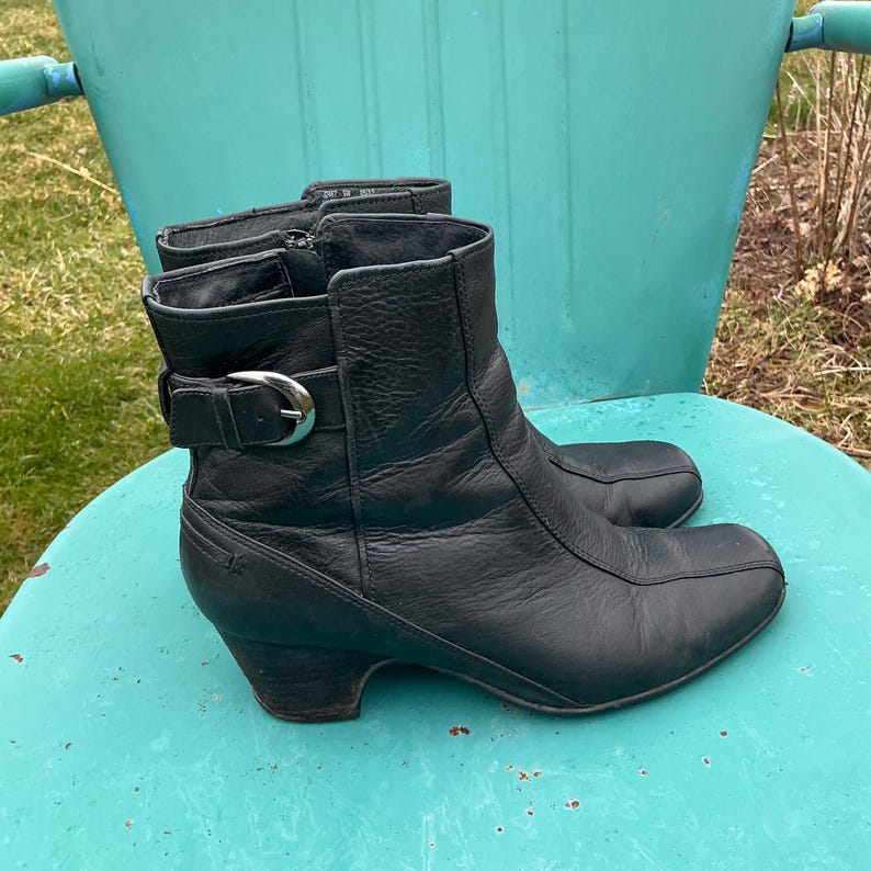 Svarta läderstövlar damstorlek 9 brett spänne och dragkedja i sidan begagnade Clarks skor bild 9