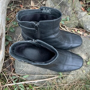 Svarta läderstövlar damstorlek 9 brett spänne och dragkedja i sidan begagnade Clarks skor bild 6