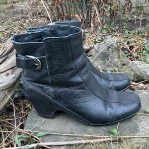 Svarta läderstövlar damstorlek 9 brett spänne och dragkedja i sidan begagnade Clarks skor bild 1