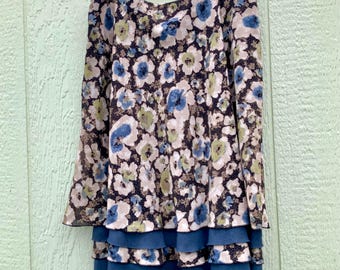 Blå & svart chiffongkjol i lager. Designerkvalitet. Lätt, böljande tyg. Utmärkt skick. Begagnad. Mellanstorlek 12. Fin blommig.
