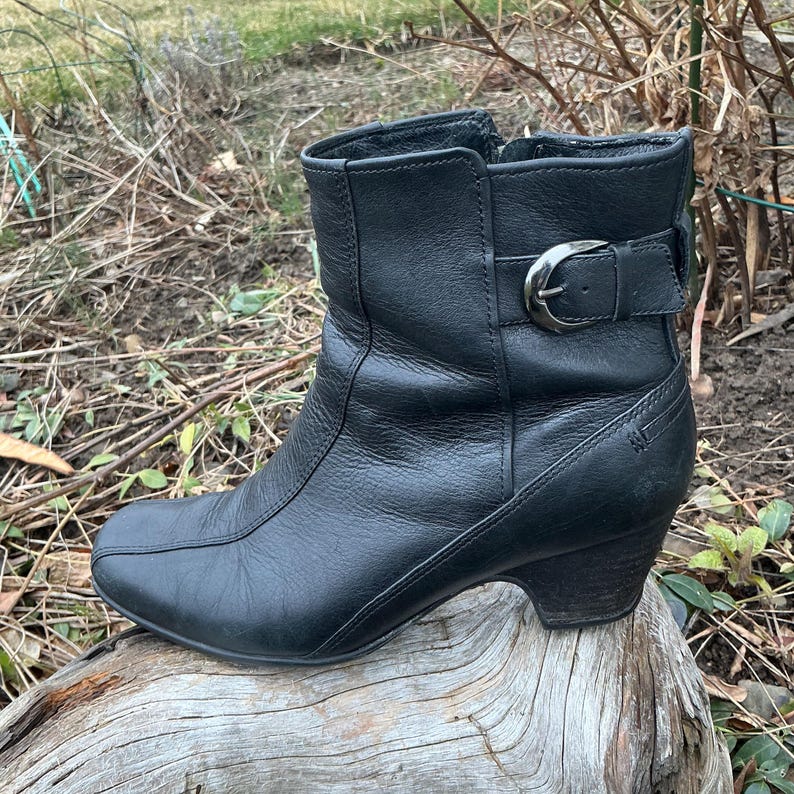 Svarta läderstövlar damstorlek 9 brett spänne och dragkedja i sidan begagnade Clarks skor bild 3