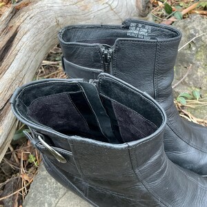 Svarta läderstövlar damstorlek 9 brett spänne och dragkedja i sidan begagnade Clarks skor bild 5