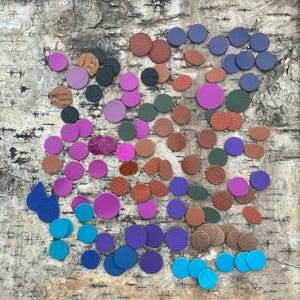 105 pezzi di cerchi fustellati per orecchini in pelle, colore viola e fucsia, forniture per la creazione di gioielli.