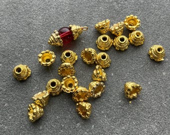 200 pezzi di copriperline in metallo dorato con foro grande, 7 mm x 4 mm, per la creazione di gioielli in filigrana.