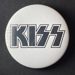 キスの黒と白のロゴ、新品、直径2 1/4インチのピン/ボタンまたはマグネット