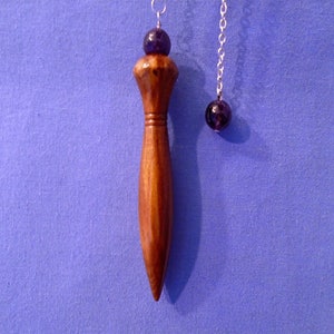 Handgefertigtes Aussteuerpendel aus Holz mit Amethyst *Sirius* Verwendung für: Heilung, Allergieprüfung, Chakra ausgleichend, Map Dowsing, fehlende Objekte.