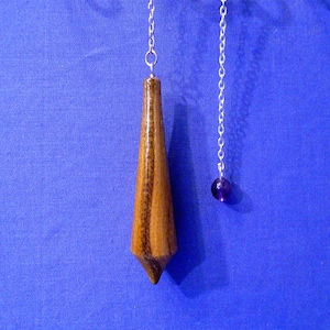 Handgefertigtes Holzaussteuerpendel *Aurora* Verwendung für: Heilung, Allergieprüfung, Chakra ausgleichend, Map Dowsing, Suche nach fehlenden Objekten.