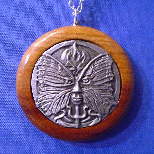 Pendentif en bois et étain fait main *Psyché* est livré sur une chaîne de 18 ».  Fait un beau cadeau comme il vient dans une boîte de présentation.