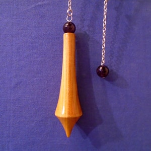Handgefertigtes Wünschelrutenpendel aus Holz mit Amethyst *Aurora*. Verwendung für: Heilung, Allergietests, Chakra-Ausgleich, Kartenwünschen, fehlende Objekte.
