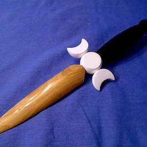 Wahl aus: Ein schwarzer oder Ulmengriff an unserem handgefertigten *Triple Moon Athame* Schwarzer Griff hat ein Pentagrammende, der Ulmengriff hat eine Auswahl an Cabochons