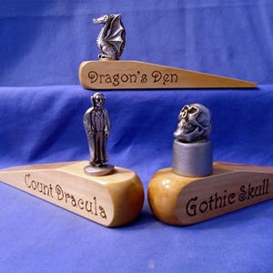 Bois et étain faits main * Cale de porte * Choix de 3 modèles différents (dragon mythique ~ repaire de dragons) (Dracula ~ comte Dracula) (crâne ~ crâne gothique)