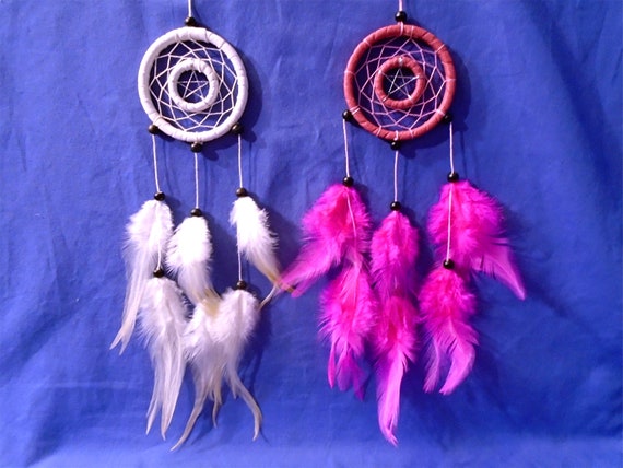 Colorido con plumas: Atrapasueños hecho a mano en muchos colores