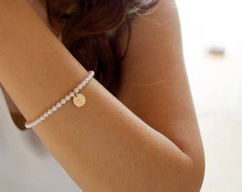 Pulsera de perlas de cuentas blancas / / Pulseras de perlas personalizadas / / Pulseras de perlas con iniciales / / Pulsera de perlas pequeñas con cuentas / / Relleno de oro, plata
