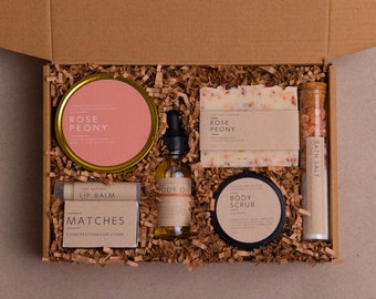 Rose Peony Spa Geschenk-Set: Sojakerze, Seife, Körperöl und Peeling