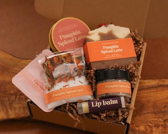 Handgjord tackpresentförpackning: Spaset med ljus, tvål, sockerskrubb, läppbalsam och lermask