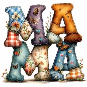 Könnte beinhalten: Ein dekoratives "MAMA" Schild aus Patchwork-Buchstaben. Jeder Buchstabe hat eine andere Farbe und Muster, darunter Blumen, Vichy-Karo und Denim. Schmetterlinge und Herzen schmücken die Buchstaben, mit einer genähten Kontur. Die Buchstaben sind in einer gestapelten Formation angeordnet.