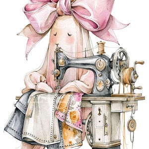 Op de afbeelding: Een aquarelillustratie van een spookfiguur met een grote roze strik, zittend aan een vintage zwarte naaimachine. Het spook naait een stuk stof met bloemmotieven en grijze delen. De machine is voorzien van een garenklos en een handzwengel.